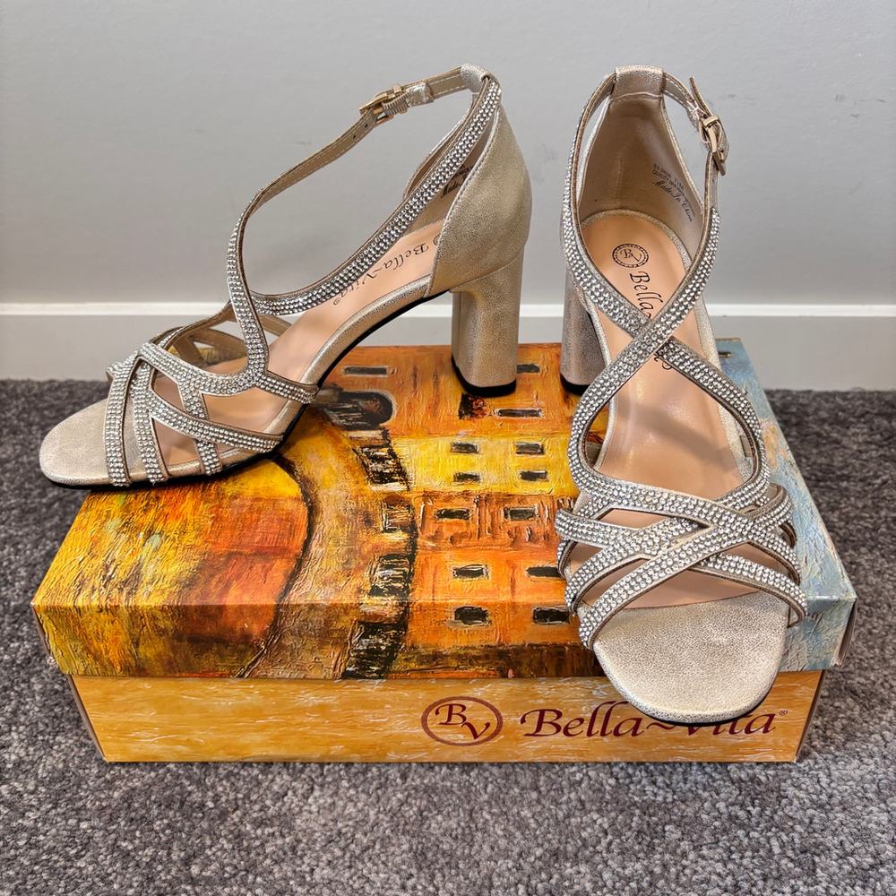 NEW Bella Vita Women's Soft Gold Metallic Aliette Heeled Sandals | Size 7.5 US